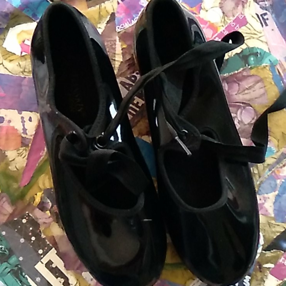 DANSKIN TAP SHOES